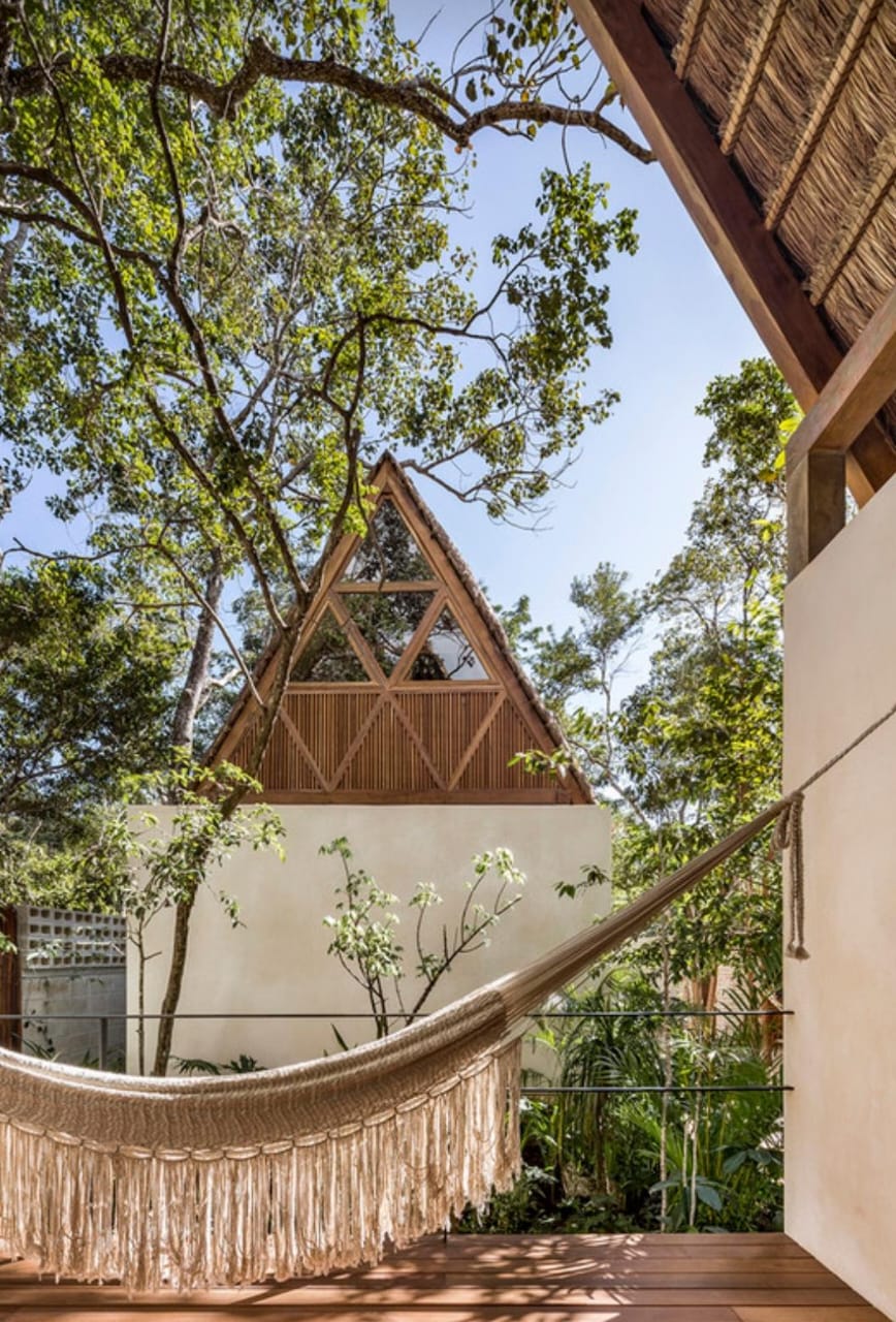 Adaptación al entorno: La arquitectura moderna en Yucatán se adapta al clima cálido y húmedo, creando espacios con buena ventilación y aprovechando la iluminación natural.  Uso de materiales locales: Se utilizan materiales como el chukum (una técnica de estuco antigua), piedra chapa, maderas regionales y otros materiales que se adaptan al contexto yucateco.  Fusión de lo moderno con lo tradicional: Se busca un equilibrio entre la estética moderna y la herencia cultural maya y colonial, creando edificios que reflejen la identidad de la región.  Espacios abiertos y funcionales: Se prioriza la creación de espacios abiertos, patios y áreas de recreación al aire libre, como terrazas y albercas, que permitan disfrutar del clima y la naturaleza.  Iluminación natural y ventilación: El diseño moderno en Yucatán se enfoca en la optimización de la iluminación natural y la ventilación, creando espacios más confortables y saludables.