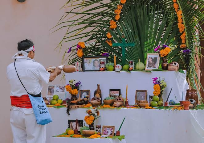  Celebración maya del Día de Muertos. Se hacen altares con comida tradicional como el mucbipollo, frutas, velas y fotos de los difuntos. Se realiza del 31 de octubre al 2 de noviembre. También incluye procesiones y visitas al cementerio.