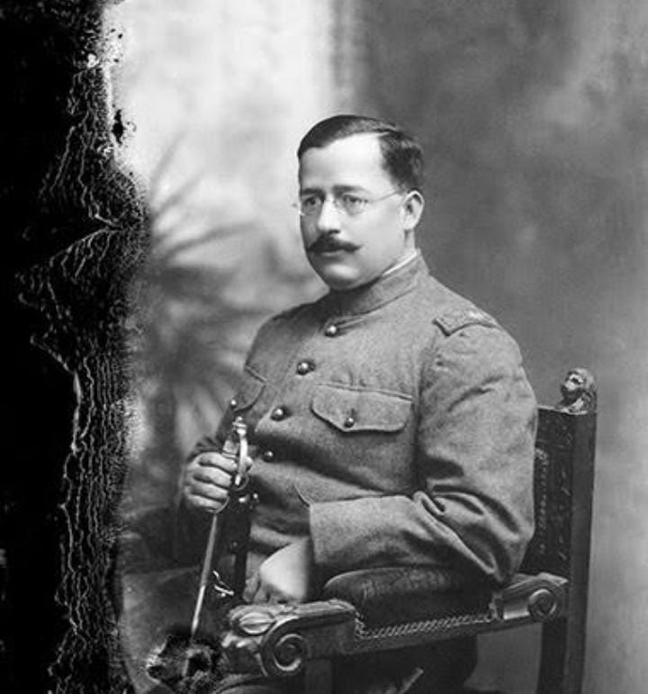 Salvador Alvarado Rubio fue un general y político mexicano durante la Revolución Mexicana, conocido por su labor como gobernador de Yucatán (1915-1917). Durante su mandato, implementó reformas en favor de los trabajadores, las mujeres y la educación, incluyendo la jornada de ocho horas, el seguro por accidentes de trabajo, la creación de escuelas y bibliotecas, y la promoción de derechos para las mujeres.